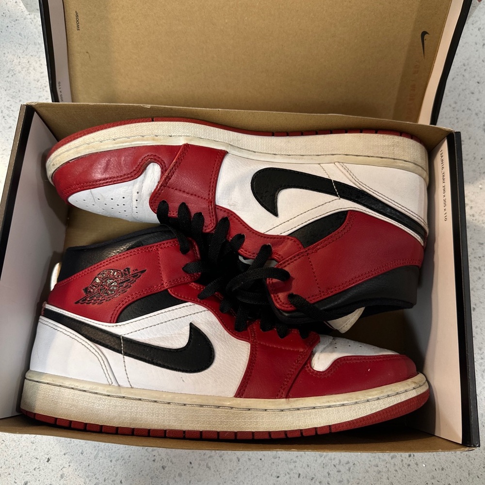 Size 9 - Air Jordan 1 Mid Chicago
